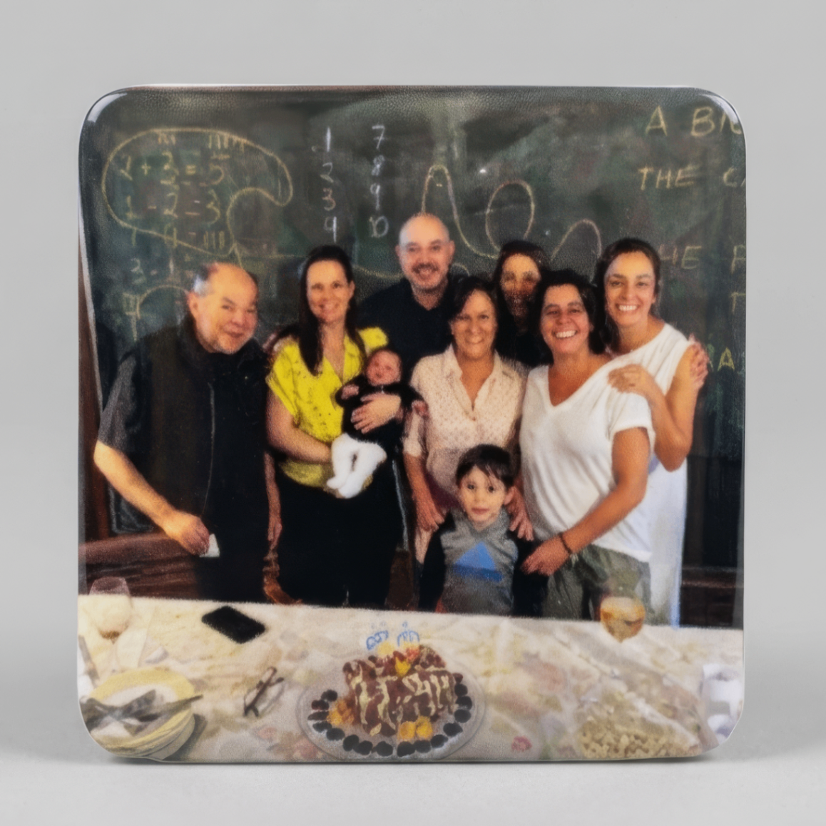 Ímã com foto de família reunida em torno de bolo comemorando aniversário de 70 anos