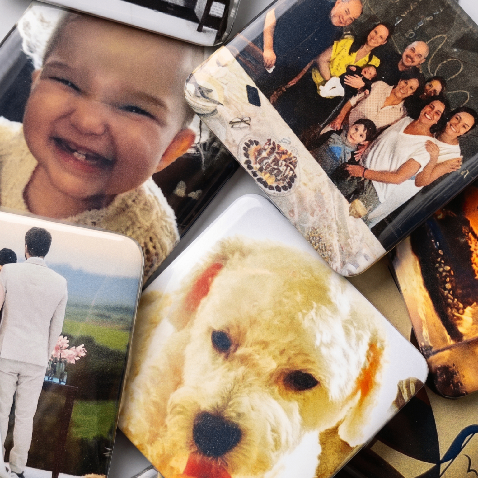 Vários ímãs personalizados espalhados com fotos de família, bebê, cachorro e casamento